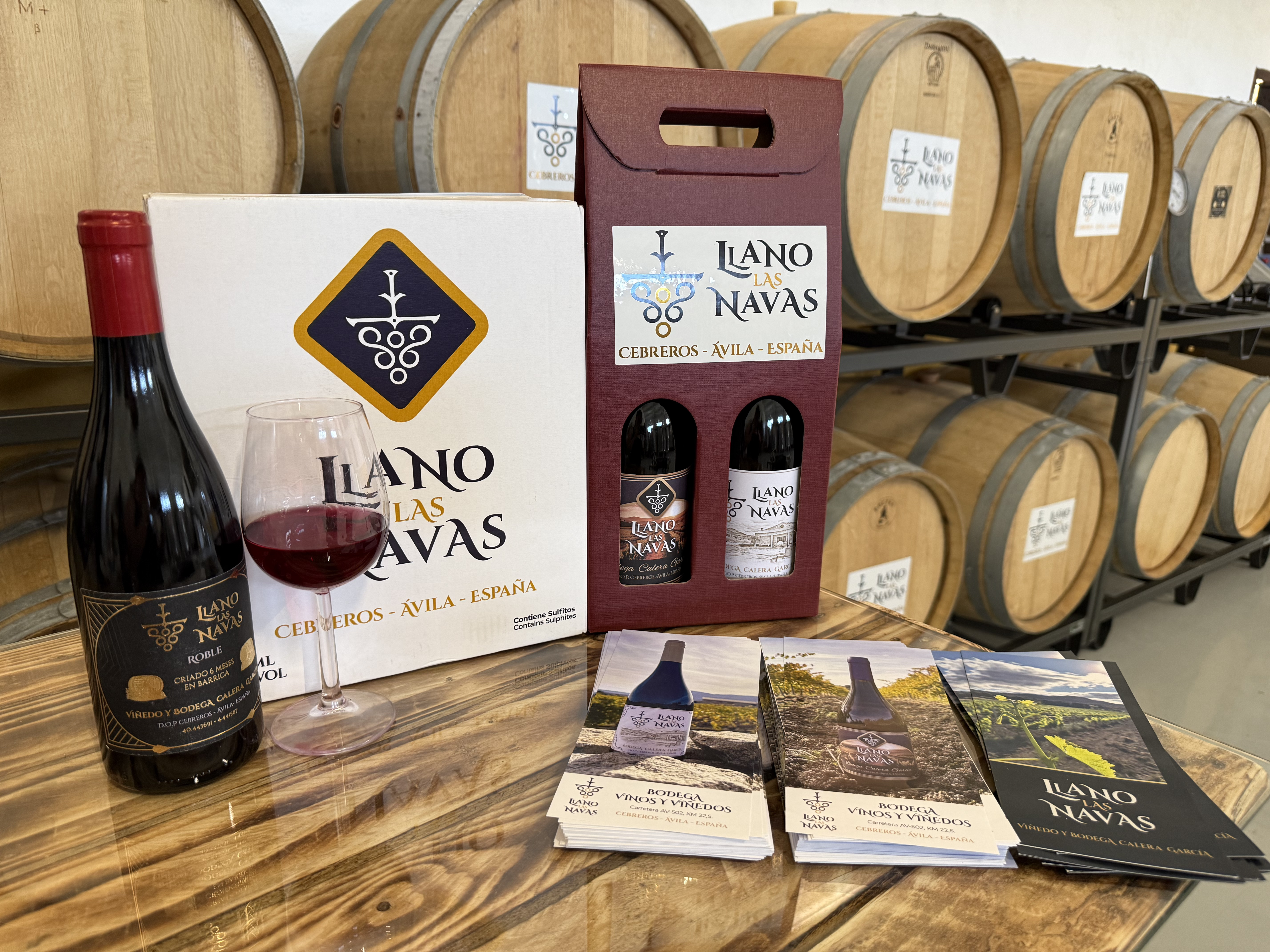 Presentación completa: caja, estuche, folletos y barricas