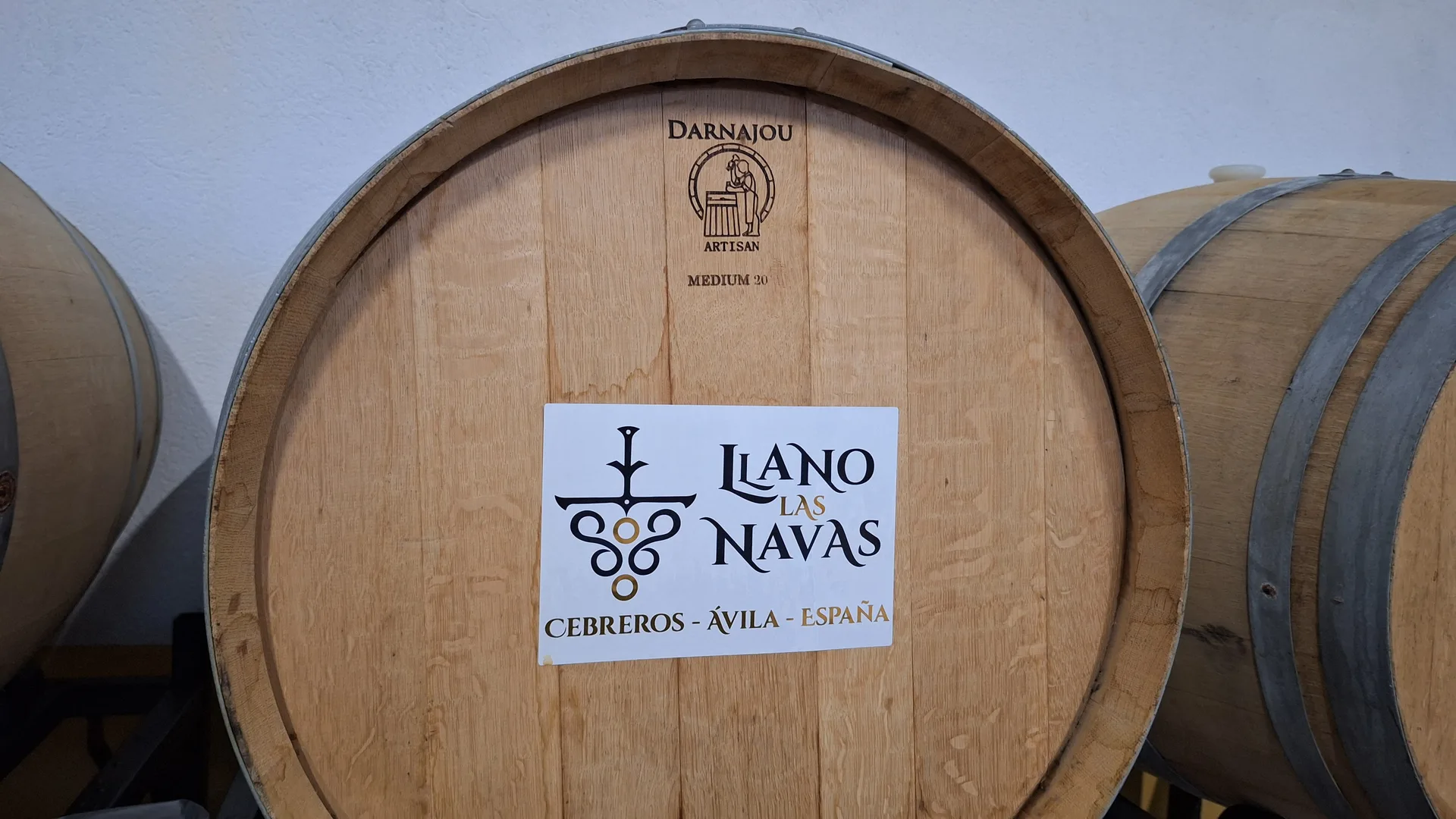 Barrica Darnajou con la etiqueta de Llano las Navas