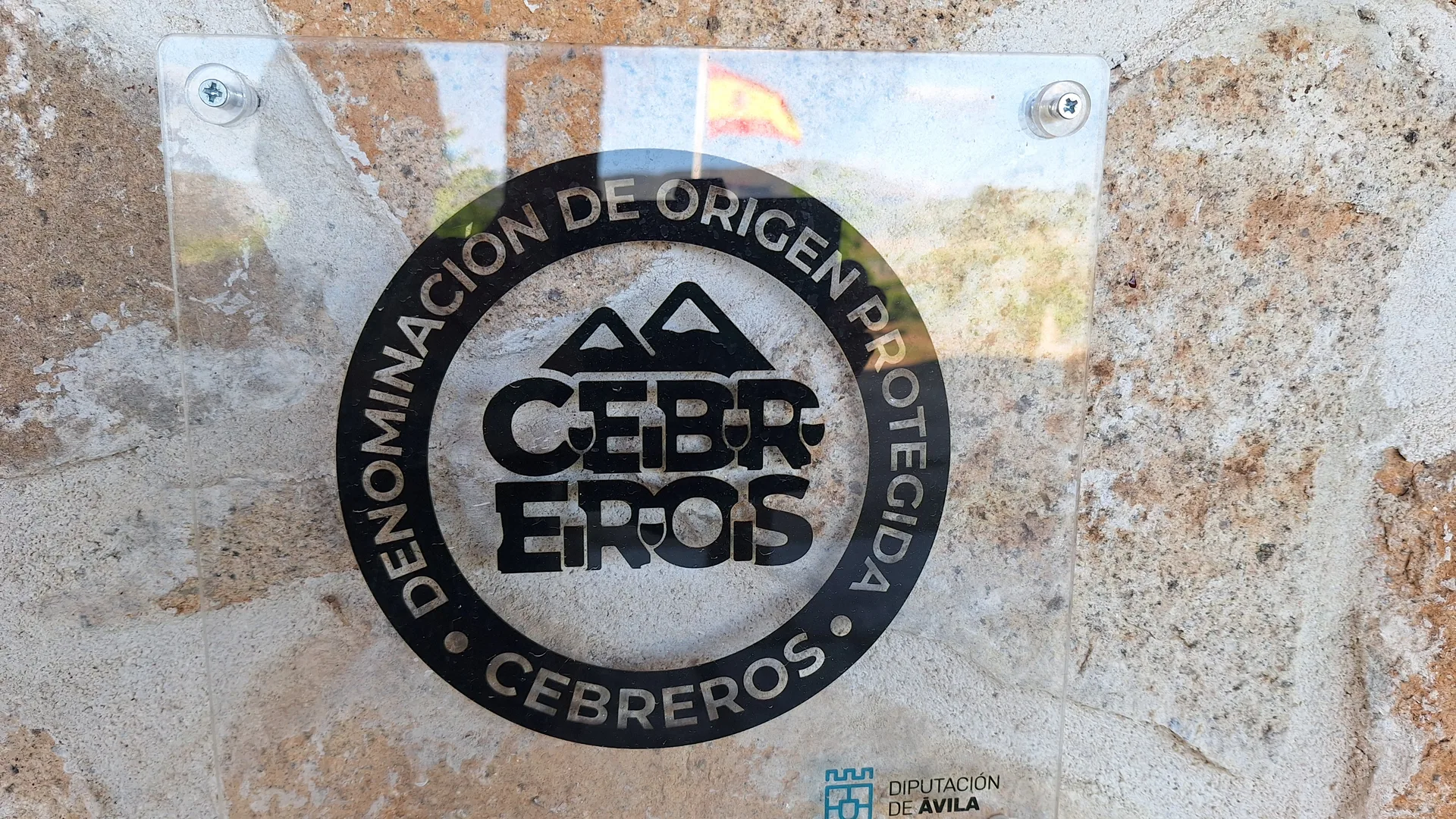 Placa D.O.P. Cebreros en la fachada de piedra